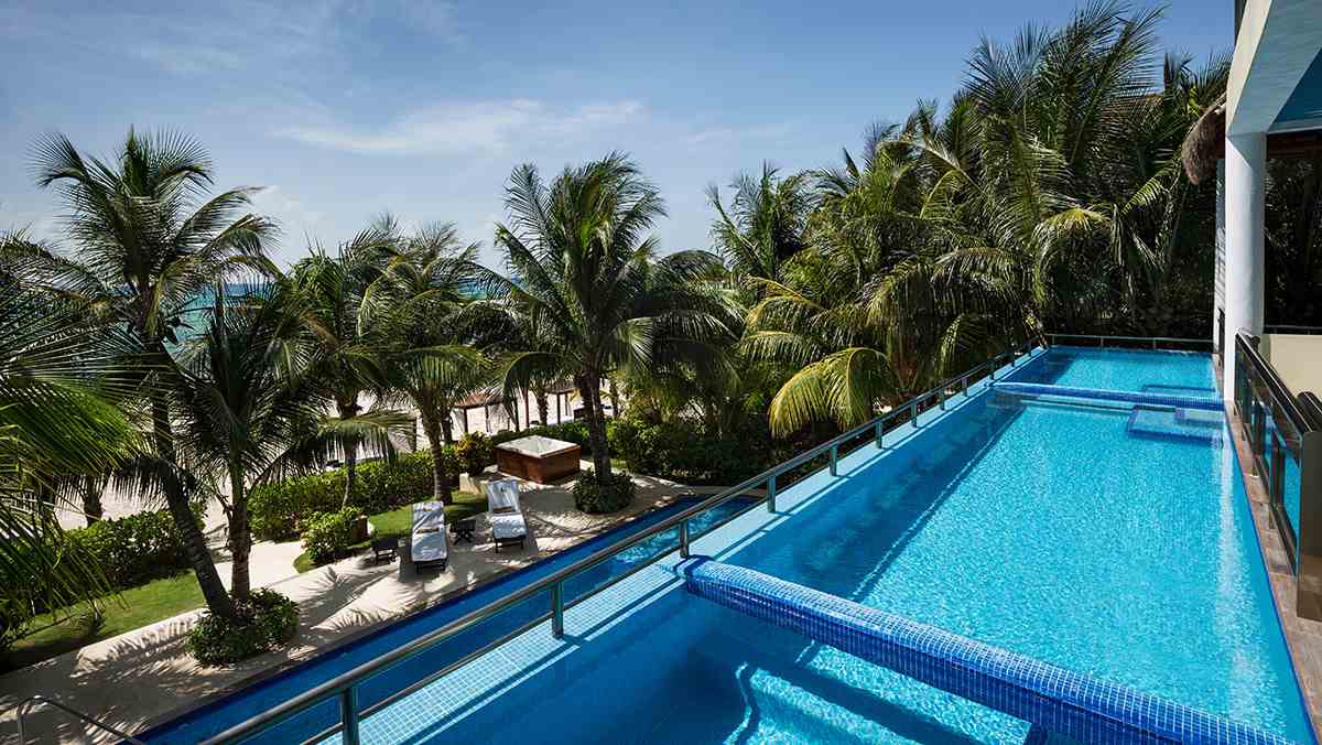 Relaxing infinity pool at the luxurious vacation destination | El Dorado Villa Maroma | Riviera Maya